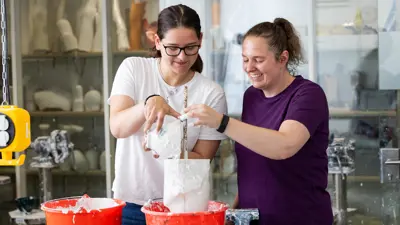 DHTA student en docent OT in gipsruimte Mara en Merel 2 Exp. date 0.jpg