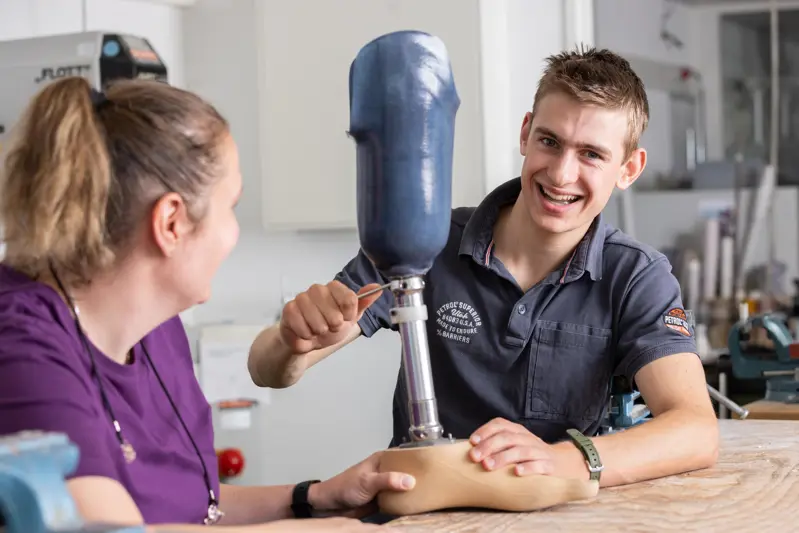 DHTA docent en student OT met prothese Merel en Roald Exp. date 0.jpg