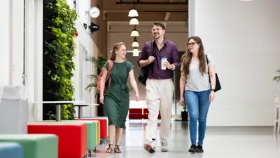 DHTA studenten OP in kantine Marlien, Jeroen en Iris 1 Exp. date 0.jpg