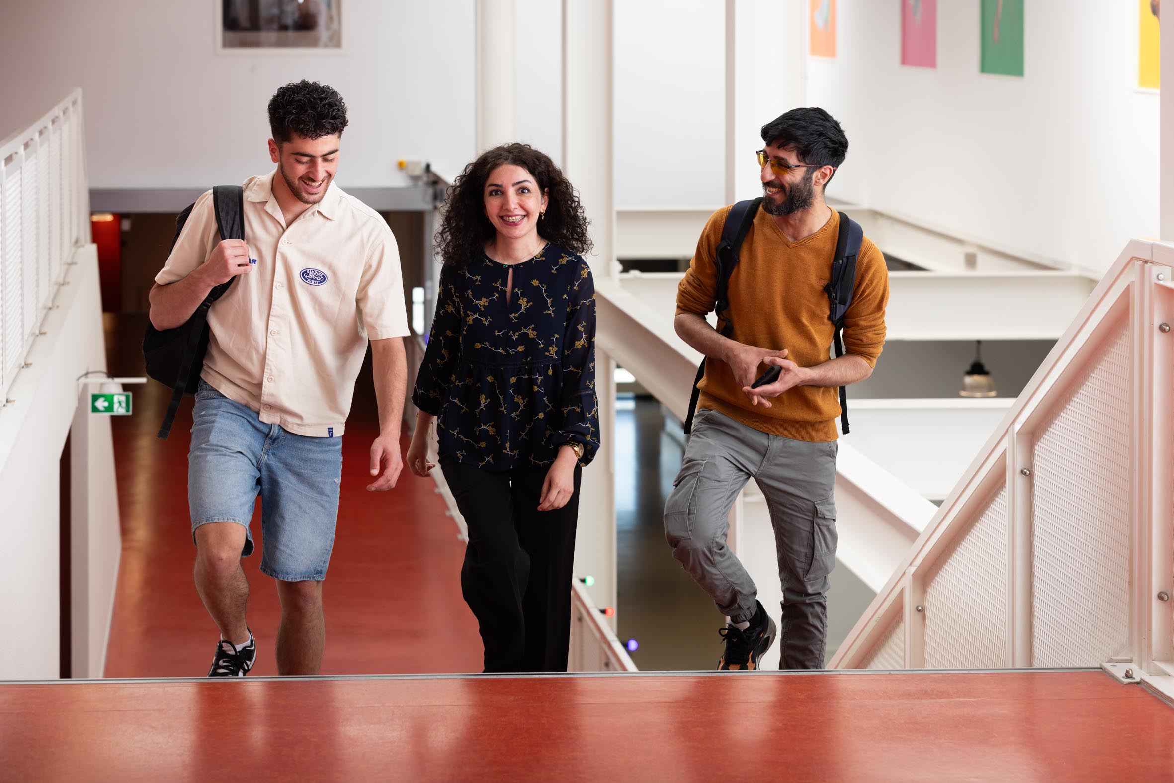 DHTA studenten TT op trap Yousef, Sara en Kinan 2 Exp. date 0.jpg