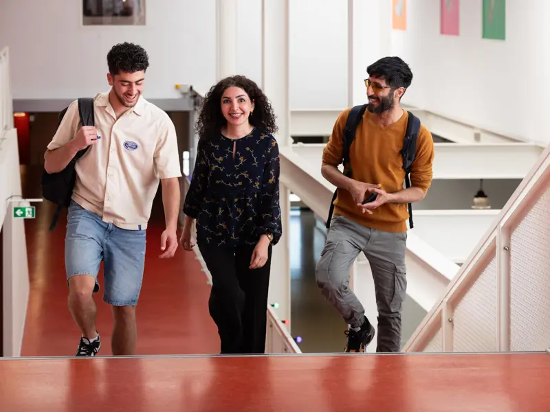 DHTA studenten TT op trap Yousef, Sara en Kinan 2 Exp. date 0.jpg