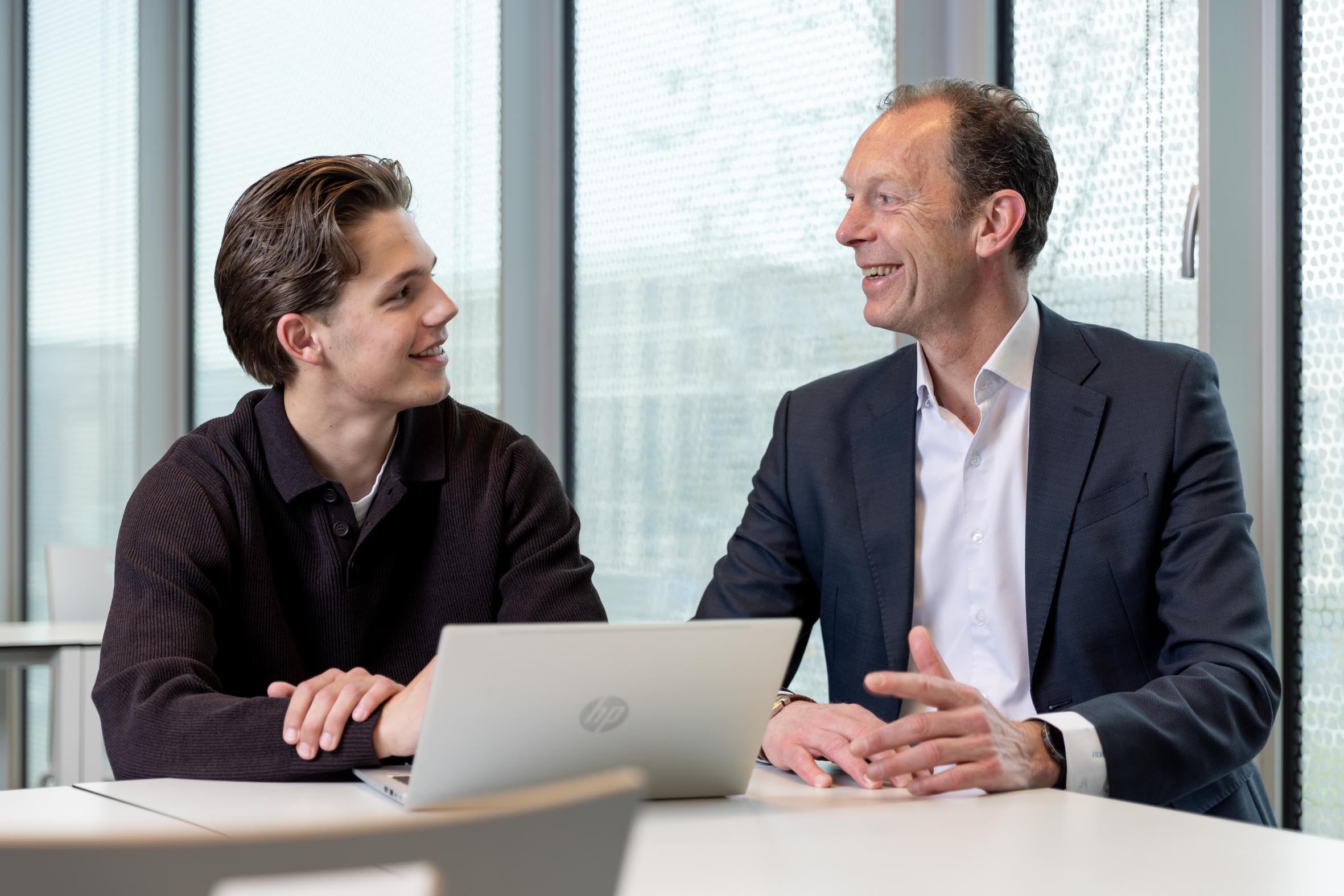 Economie student krijgt uitleg van docent Tijmen Steven Exp. date 0.jpg