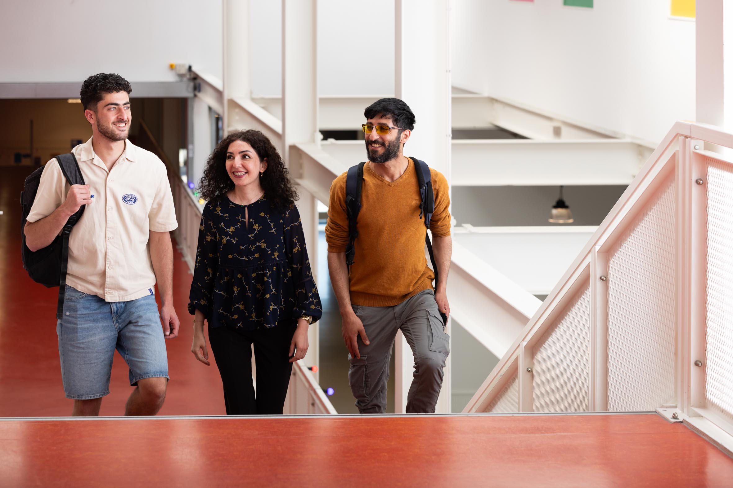 DHTA studenten TT op trap Yousef, Sara en Kinan 1 Exp. date 0.jpg