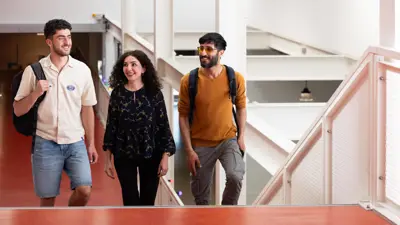 DHTA studenten TT op trap Yousef, Sara en Kinan 1 Exp. date 0.jpg