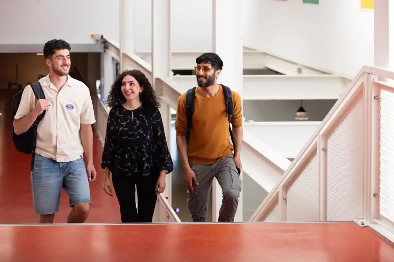 DHTA studenten TT op trap Yousef, Sara en Kinan 1 Exp. date 0.jpg