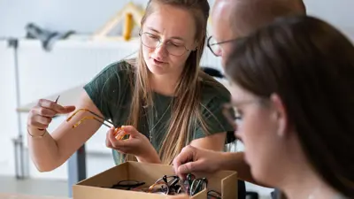 DHTA student en docent OP in praktijklokaal Marlien en Carsten Exp. date 0.jpg