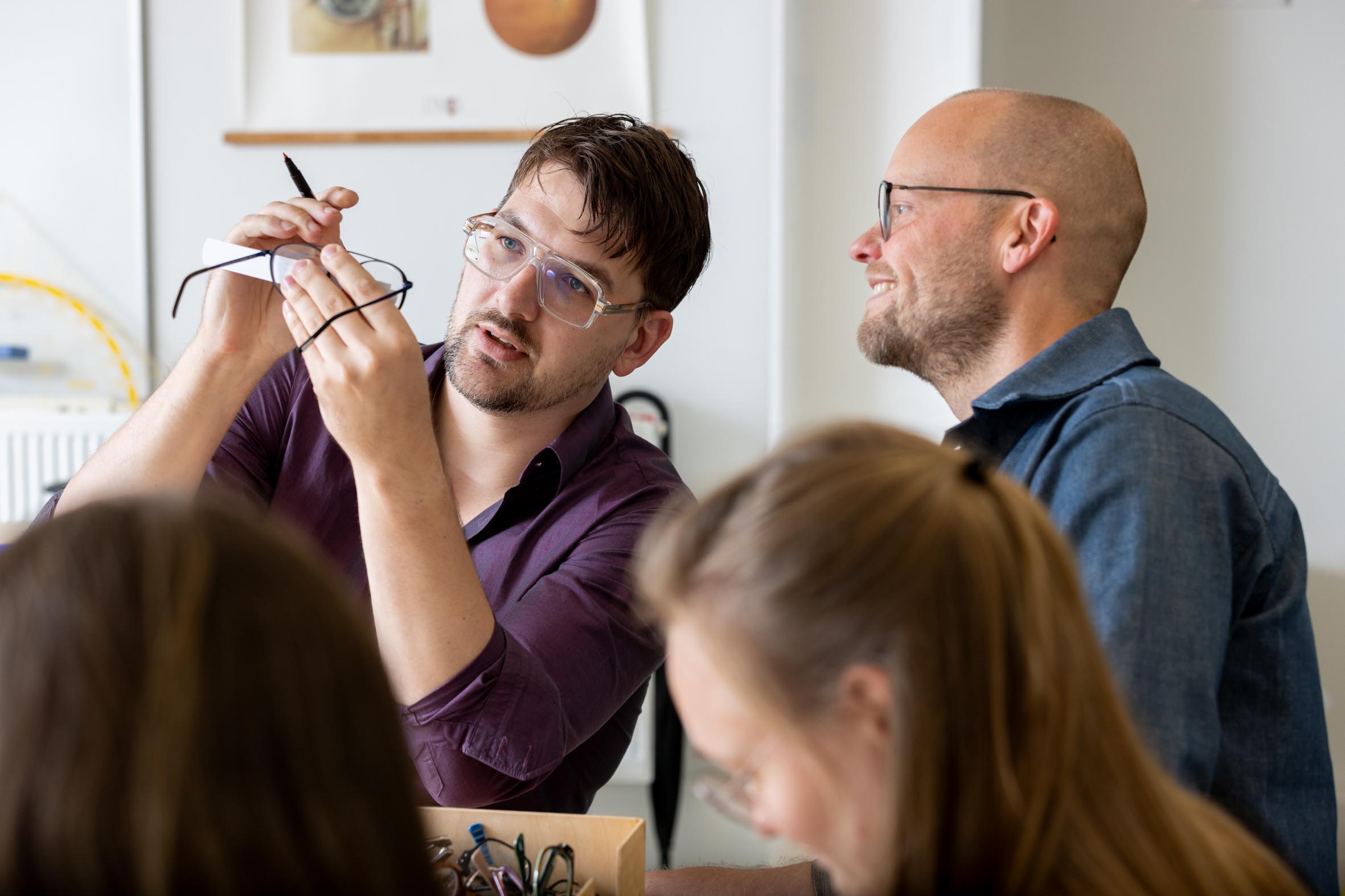 DHTA student en docent OP in praktijklokaal Jeroen en Carsten Exp. date 0.jpg