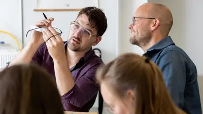 DHTA student en docent OP in praktijklokaal Jeroen en Carsten Exp. date 0.jpg
