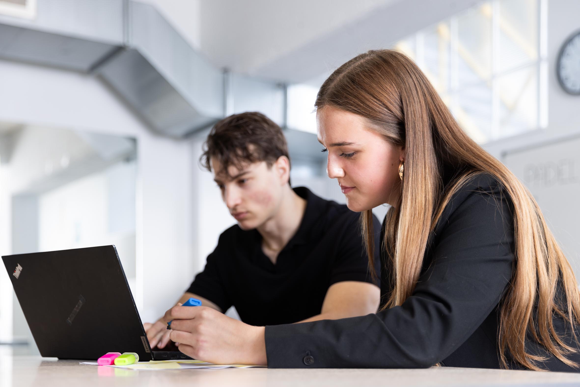 Vrije tijd studenten werken aan tafel Daniil Mila Exp. date 0.jpg