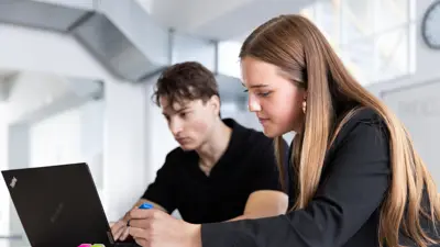 Vrije tijd studenten werken aan tafel Daniil Mila Exp. date 0.jpg