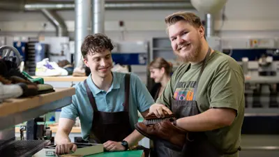DSA studenten SH poetsten schoenen Luuk en Axel 3 Exp. date 0.jpg